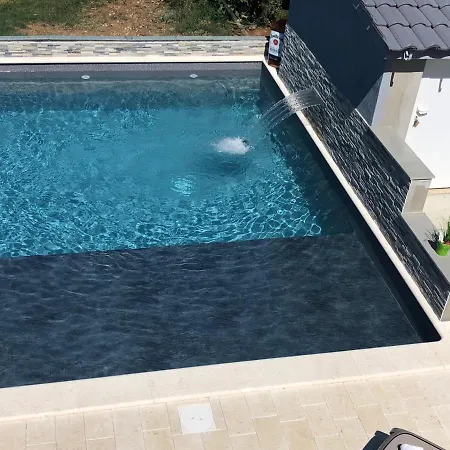 Croliday With Pool Nin Vrsi