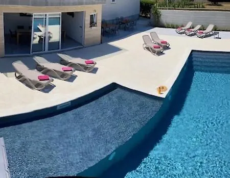 Croliday With Pool Nin