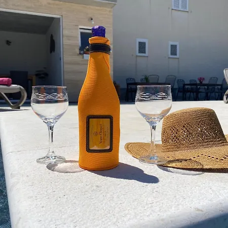 Maki With New Pool Nin Daire *