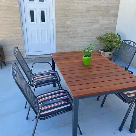 Maki With New Pool Nin Vrsi