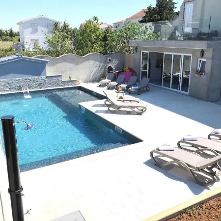 Croliday With Pool Nin Apartment