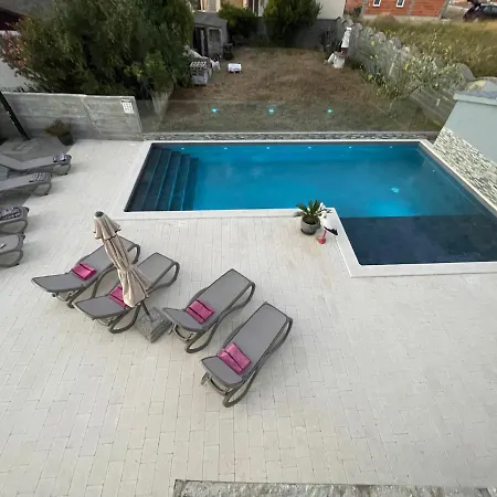 Croliday With Pool Nin Apartment Vrsi