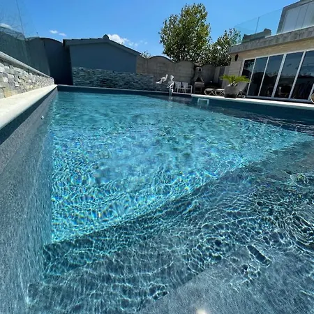 Maki With New Pool Nin Appartement