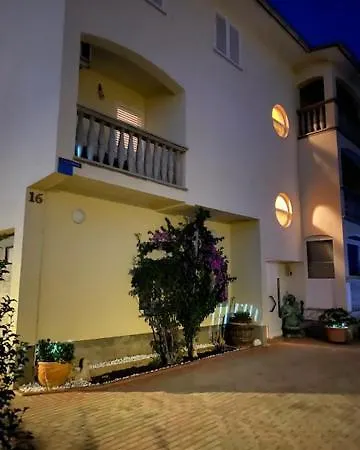 Croliday With Pool Nin Apartment