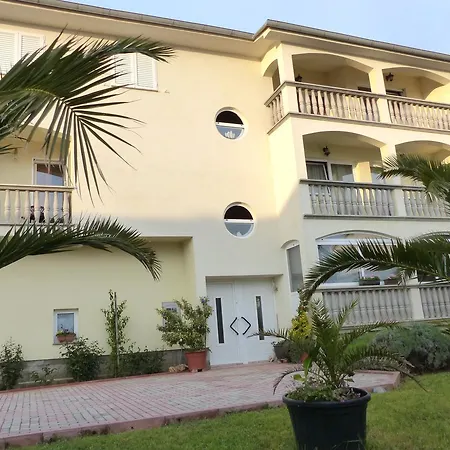 Croliday With Pool Nin Apartment