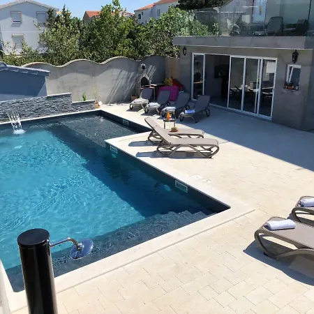 Maki With New Pool Nin