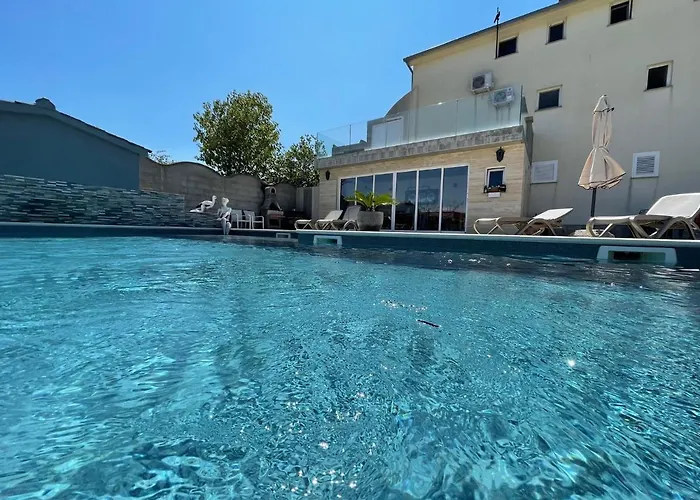 Maki With New Pool Nin * Vrsi