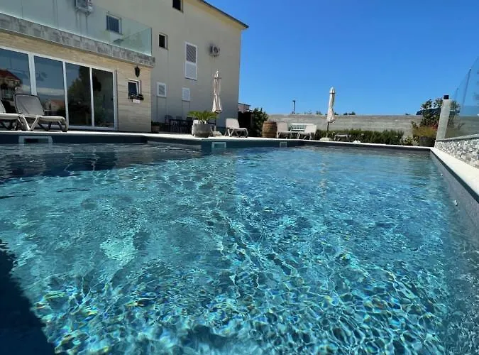 Maki With New Pool Nin *