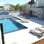 Maki With New Pool Nin Apartment