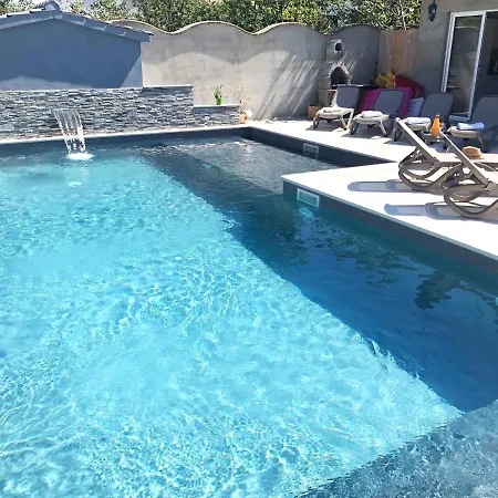 Croliday With Pool Nin Apartmán