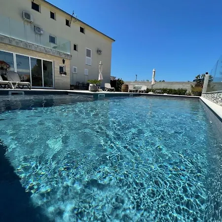 Maki With New Pool Nin *