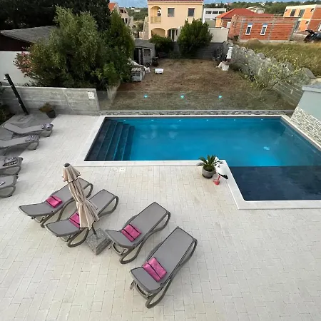 Apartmán Croliday With Pool Nin Vrsi