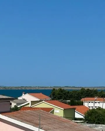 Maki With New Pool Nin