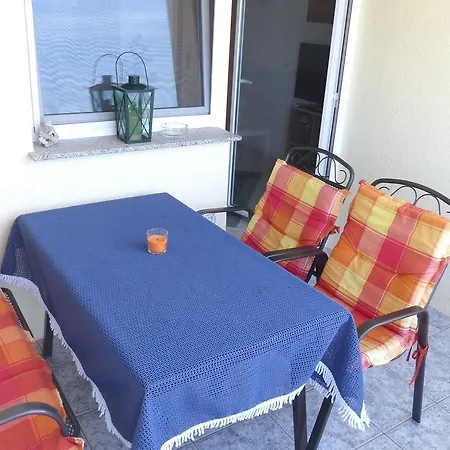 Maki With New Pool Nin