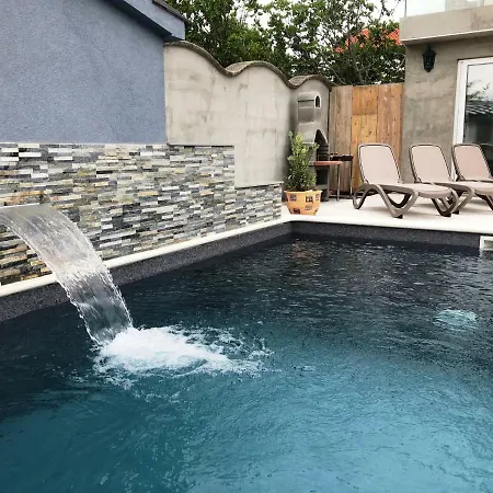Croliday With Pool Nin Apartmán
