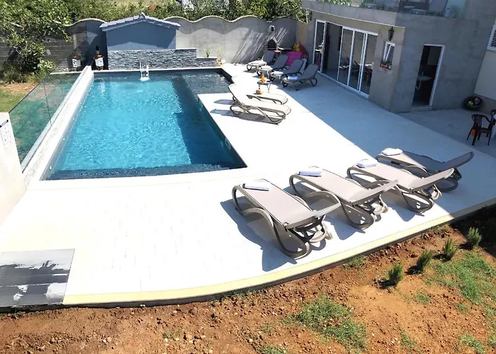 Maki With New Pool Nin * Vrsi