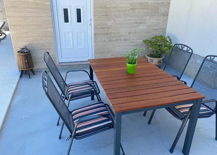 Maki With New Pool Nin فرسي