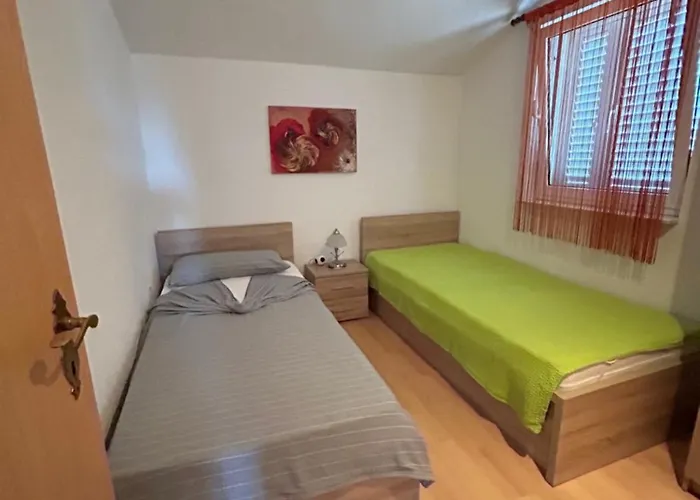 Maki With New Pool Nin