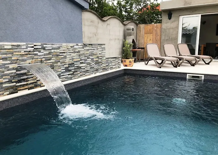 Maki With New Pool Nin شقة