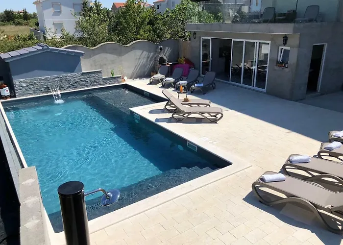 Maki With New Pool Nin